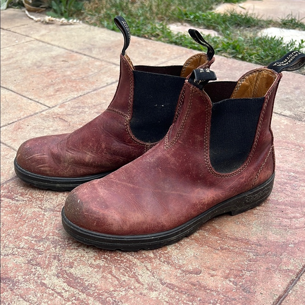 Burgundy blundstones